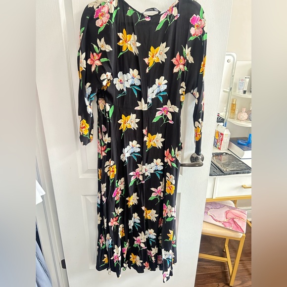 Floral dress from ZARA only worn once and in amazing condition - Picture 2 of 2